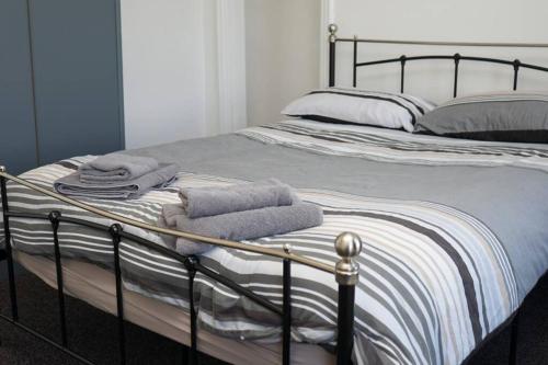 赫尔Hullidays - University Side Lg 4 bed House的一间卧室配有带毛巾的床