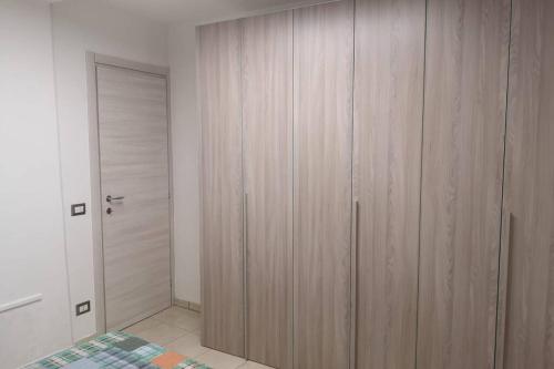 基亚拉蒙泰-古尔菲Lalù的一间卧室配有木制橱柜和衣柜。