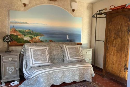 尼斯CHARMANT HOME-Azur Charmant的一间卧室配有一张壁画床