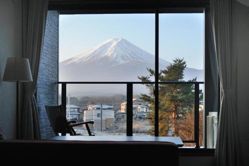 富士河口湖KAINOSATO的透过窗户可欣赏到山景