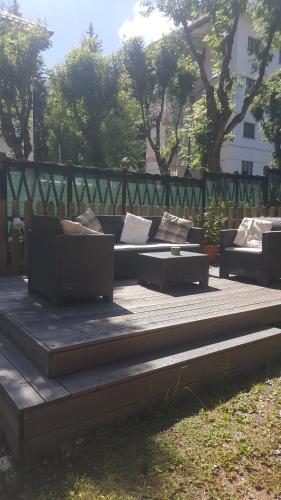 巴多尼奇亚比安卡旅馆的公园内一个带沙发和桌子的休息区