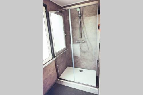 斯塔沃洛Chez Sarah的带淋浴的浴室和玻璃门