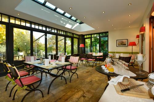 索嫩比赫尔黑尔茨罗曼蒂克酒店&餐厅的用餐室设有桌椅和窗户。