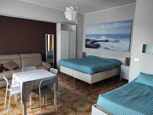 法尔科纳拉·玛里提马里昂纳尔多B&B住宅酒店的一间卧室配有一张床、一张沙发和一张桌子