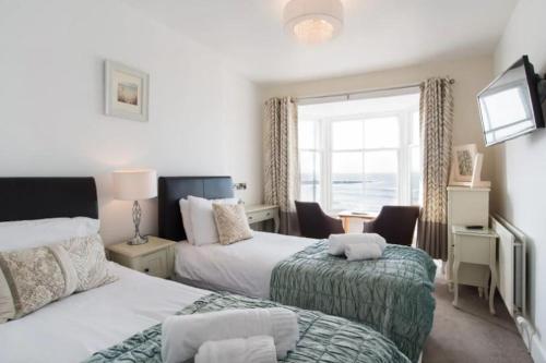 阿伯里斯特威斯No 47 Marine Terrace的一间卧室设有两张床和窗户。