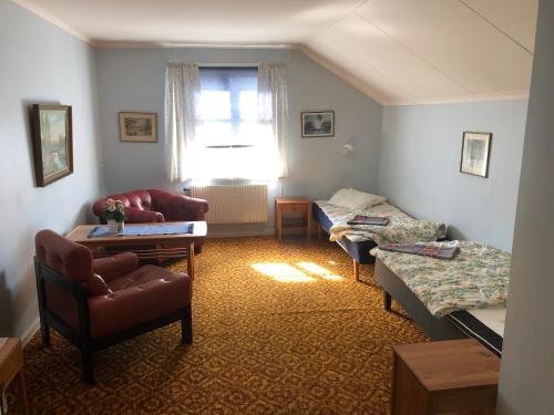 KrylboÄlvtomt的客厅配有沙发和1张床