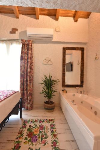伊兹密尔Alaçatı Aura Plus的带浴缸的浴室和植物