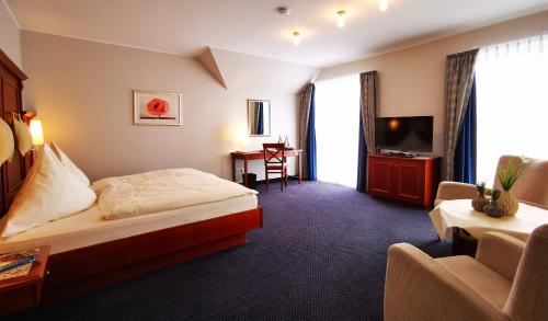 霍鲁梅尔希尔加尼本迪克斯酒店的酒店客房,配有床和电视