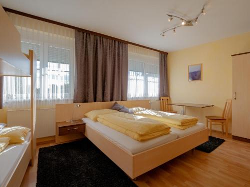 RattersdorfGasthof Familie Hutter的一间卧室配有两张床和一张书桌