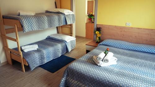 里米尼弗里达酒店的客房设有两张双层床,配有毛巾