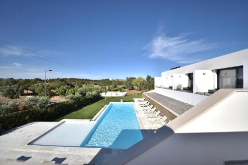 阿尔莫多瓦金塔太阳能波特拉旅馆的享有带游泳池的房子的景色