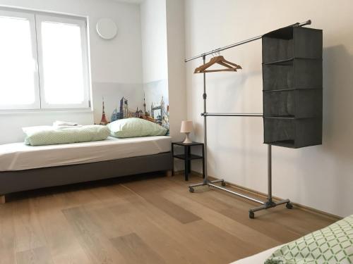 威斯巴登Townus Apartments Wiesbaden的一间卧室配有一张床、一个梳妆台和一扇窗户。