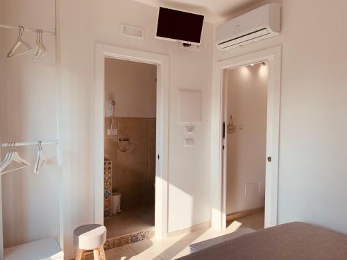 巴里Flavì的卧室设有通往浴室的门