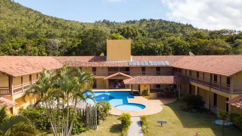 塞尔苏拉穆斯州长镇阿瓜斯帕尔马斯度假酒店的享有带游泳池的度假村的空中景致