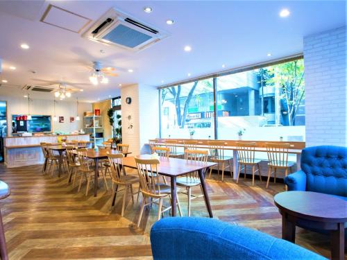横滨SHIN YOKOHAMA SK HOTEL - Non Smoking - Vacation STAY 86107的一间带桌椅的餐厅和一间酒吧