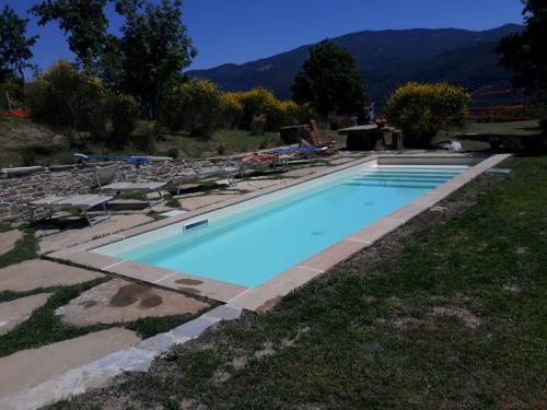 CerbaioloI Poggi di Belvedere的庭院里的一个蓝色海水游泳池