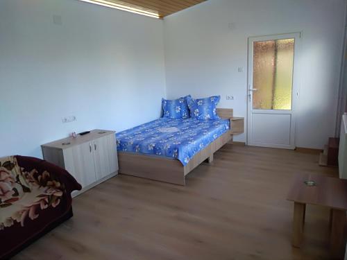 索瓦塔Casa Anda - Adult Only的一间卧室配有一张床、一张沙发和一扇门