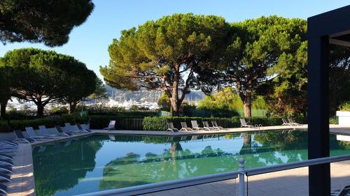 曼德琉-拉纳普勒Garden and beach sea view apartment Cannes的相册照片