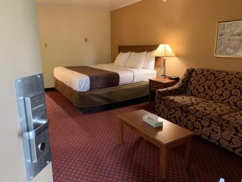 Ebensburg埃本斯伯格红地毯套房酒店的酒店客房,配有床和沙发