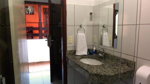 伊塔卡雷伊塔卡雷拉加托旅舍的一间带水槽和镜子的浴室