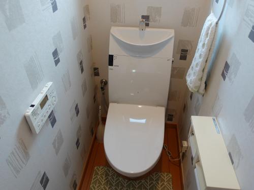 桑名市machiyado Kuwanajuku Honmachi 10的浴室配有白色卫生间和盥洗盆。