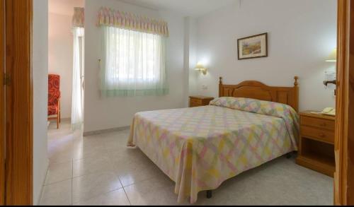 巴尼奥斯德蒙特迈奥尔格洛列塔酒店的一间卧室配有一张床、一个梳妆台和一扇窗户。