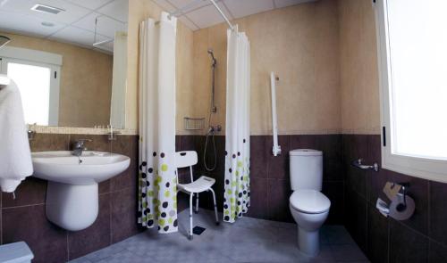 巴尼奥斯德蒙特迈奥尔格洛列塔酒店的一间带水槽、卫生间和淋浴的浴室
