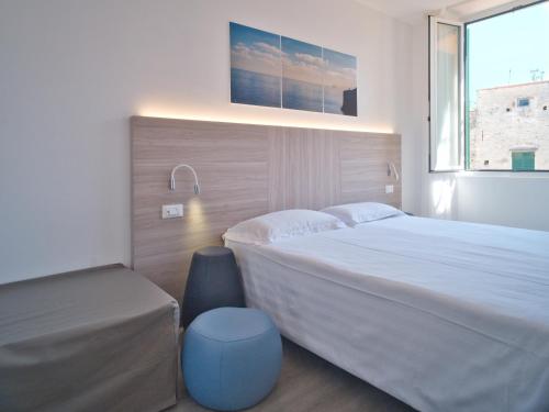 菲纳莱利古雷美杜莎酒店的一间卧室设有一张大床和一个窗户。