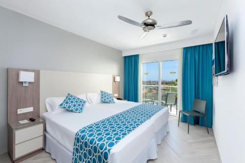 英格兰海滩Hotel Riu Papayas - All Inclusive的酒店客房设有一张床和一个阳台。