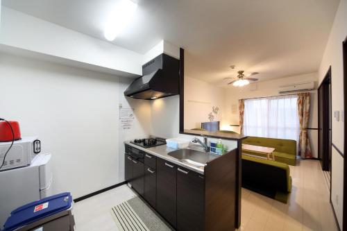 糸满EX Itoman Apartment 803的厨房配有水槽和台面