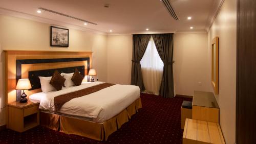 阿可贺巴SHALLY RESIDENCE 3的酒店客房设有床和窗户。