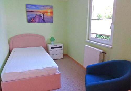 奥斯特巴德里克Ferienhaus Rerik MOST 2103的一间小卧室,配有一张床和一把椅子