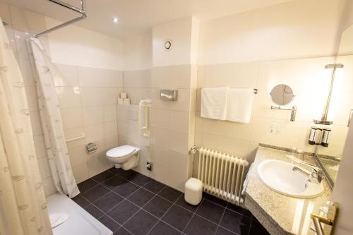 巴特诺因阿尔-阿尔韦勒克鲁博酒店的一间带水槽和卫生间的浴室