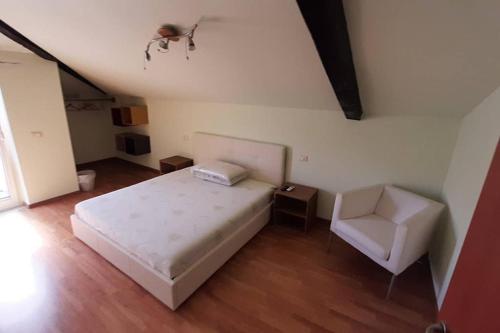 佩斯卡拉Nella vecchia Pescara的卧室配有白色的床和椅子
