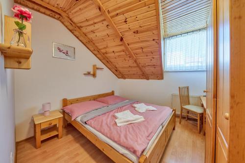 奥拉弗斯卡雷斯纳Penzión Severka的一间卧室设有一张床和木制天花板
