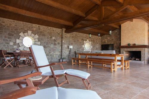 L'EspunyolaCasa Cal Saboya的客厅配有桌椅和壁炉