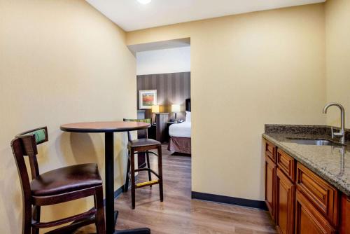 La Quinta Inn & Suites Bel Air的厨房或小厨房