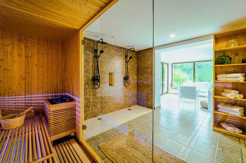 布什泰尼Yael Luxury Apartments 3的带淋浴的浴室和玻璃门