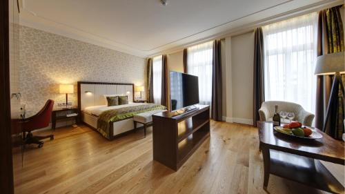 曼海姆克莱纳玫瑰园酒店的酒店客房设有床和客厅。