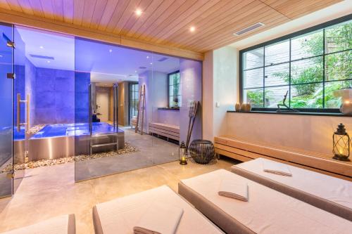 布拉格MOSAIC HOUSE Design Hotel的大型客房设有淋浴和大窗户。