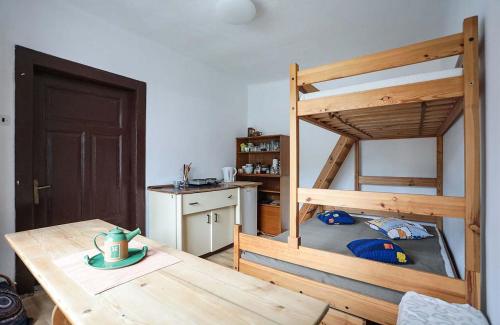 塞米利Chatička - Spálov的客房设有两张双层床和一张桌子。