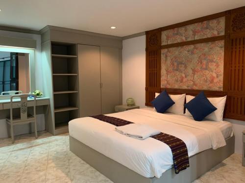 乔木提恩海滩芭堤雅蓝色花园度假宾馆的一间卧室配有一张大床和一张书桌