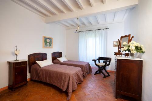VillorePoggio a Sieve的一间卧室配有两张床和一张书桌