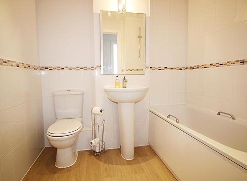 贝辛斯托克The Elm @ Short Stays的浴室配有卫生间、盥洗盆和浴缸。