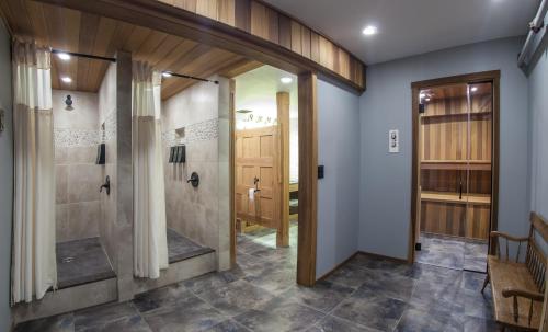 普莱西德湖金箭湖畔度假酒店的带淋浴和步入式淋浴间的浴室