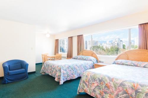 温哥华英湾酒店的酒店客房设有两张床和窗户。