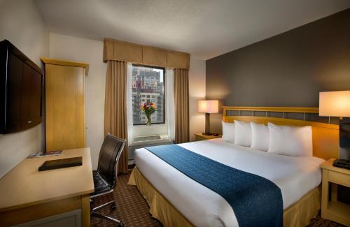 纽约哈得逊河酒店的一间设有大床和窗户的酒店客房