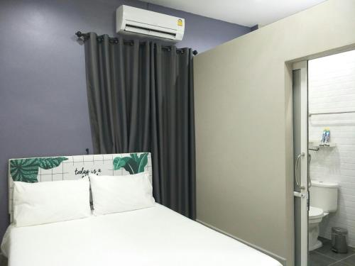 勿洞Betong Cozy Guesthouse เบตง โคซี่ เกสต์เฮาส์的卧室配有一张床和空调