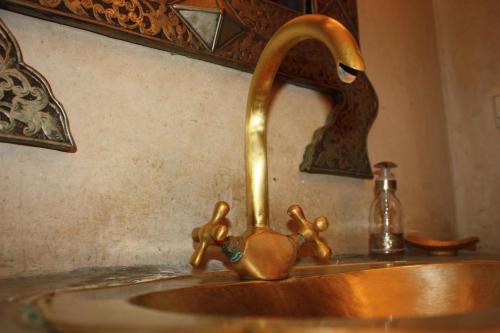 马拉喀什里亚德洛斯亚摩洛哥传统庭院住宅的浴室水槽内装有小鸟的水龙头