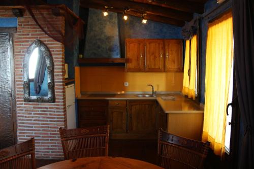 圣塞瓦斯蒂安阿格罗图里斯莫马蒂奥拉酒店的厨房配有木制橱柜、水槽和桌子